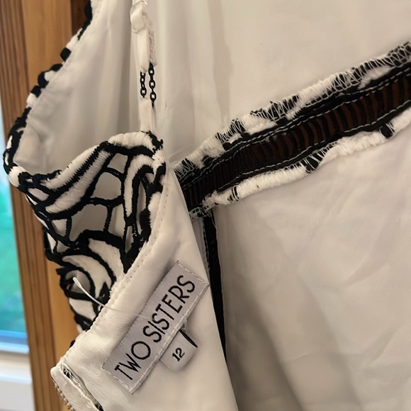 Beautiful Black/White Cutout Appliqué Cocktail Dress w/ MAGNIFICENT Fishtail Hem - Picture 8 of 9